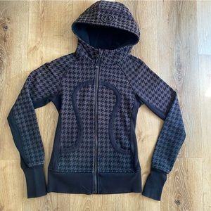 Lululemon black form-fitting hoodie